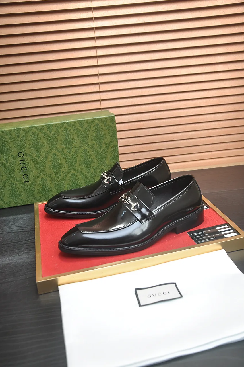 Men's shoes💰460💶Italy's top luxury men's shoes giant [GUCCI Gucci] has a new model 🍃Original European style🔰 Pleasant to the eye😍In order to make the shoes more durable and non-deformable🌀The production continues to follow traditional methods but there is still no lack of innovation💪The original cowhide is chosen for the leather♻️ Smooth, natural and exceptionally bright⭐Made of imported cowhide, the first choice of the rich 38-45 (45 customized)